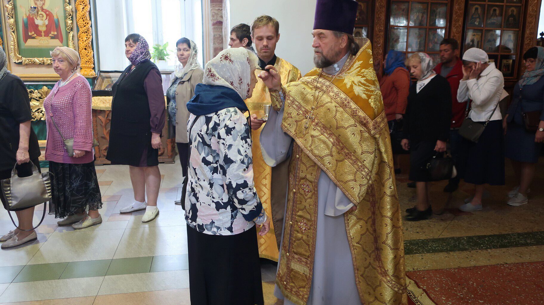 Православные в храме